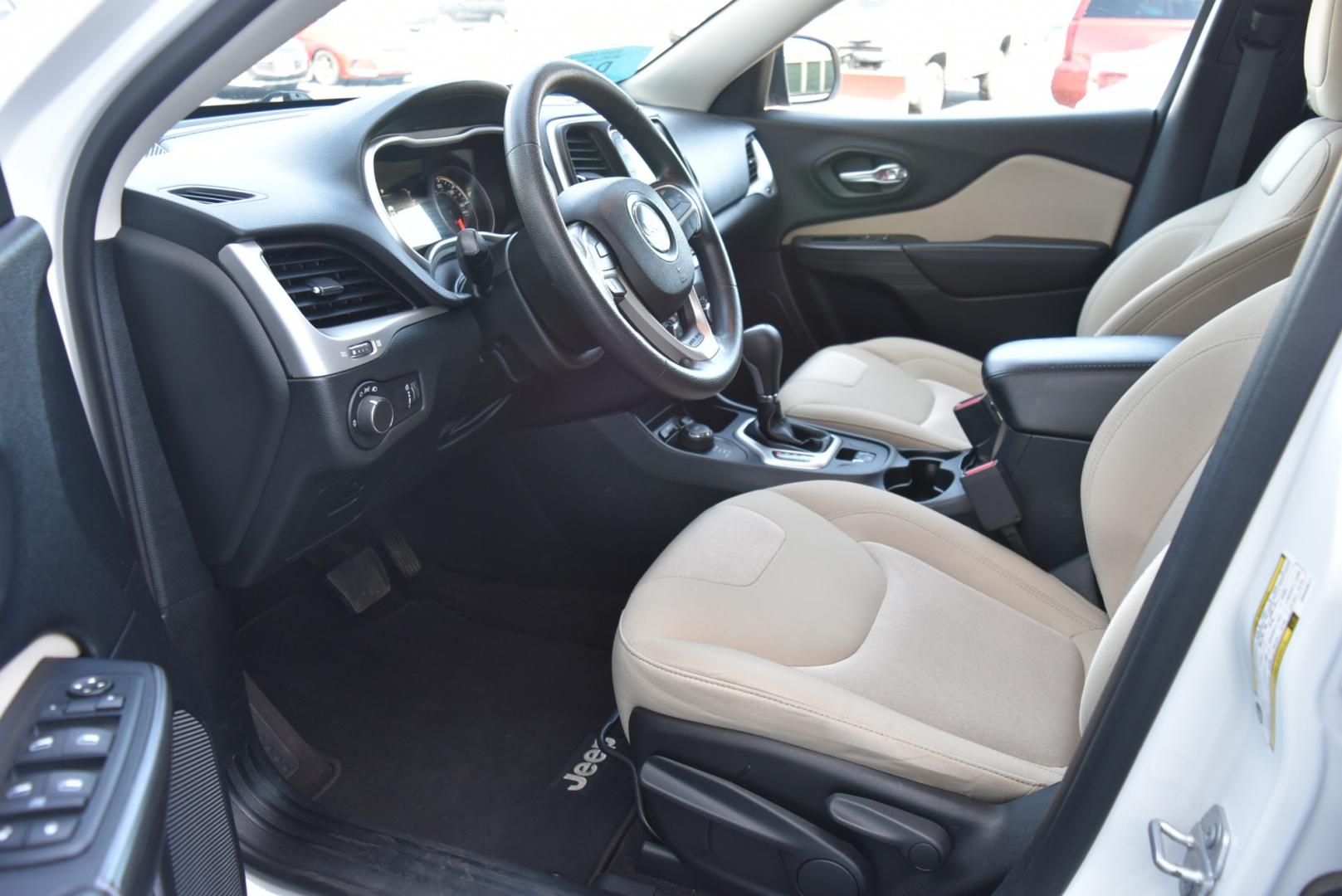 2016 White /Beige Jeep Cherokee Sport (1C4PJMAB4GW) with an 2.4L 4 Cyl Multi -Air engine, 9-Speed Automatic transmission, located at 1600 E Hwy 44, Rapid City, SD, 57703, (605) 716-7878, 44.070232, -103.171410 - Photo#8